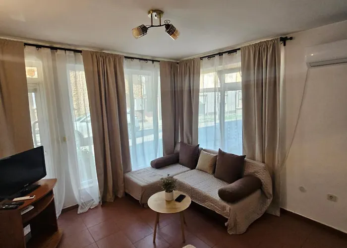 Charming Ground Floor Aprt In Old Lejlighed