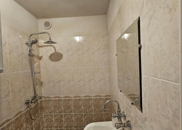 Charming Ground Floor Aprt In Old Lejlighed