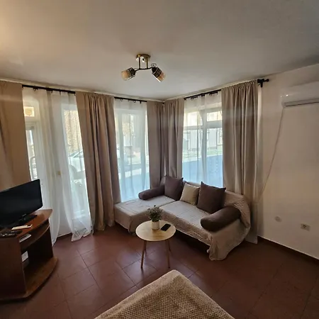 Charming Ground Floor Aprt In Old Apartmán