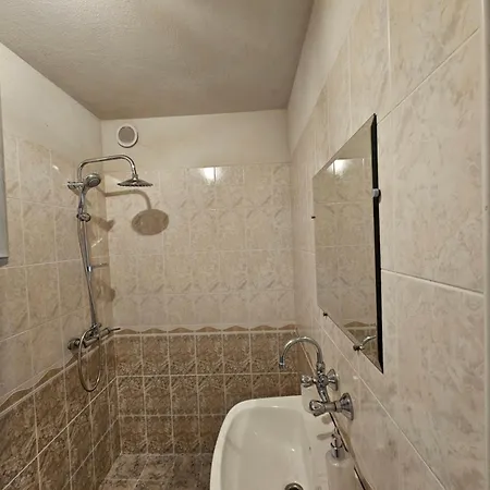 Charming Ground Floor Aprt In Old Apartmán