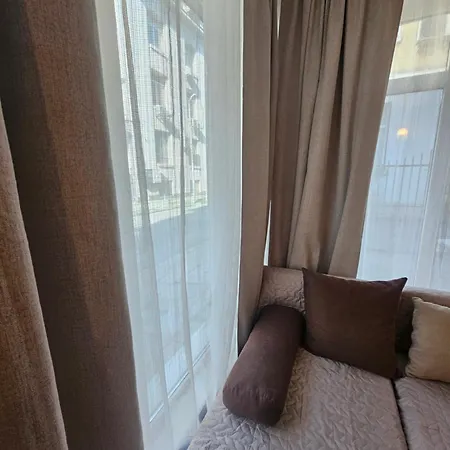 Charming Ground Floor Aprt In Old Apartman *