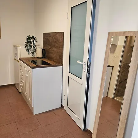 Charming Ground Floor Aprt In Old Apartman *